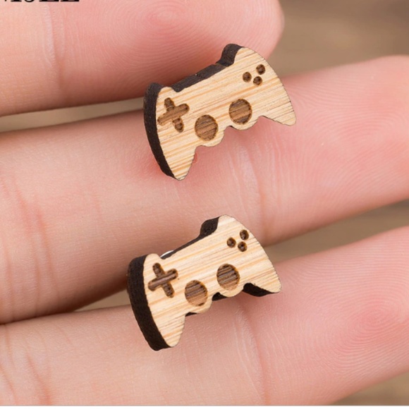 "1v1 Me" Gamer Handmade Vintage Wood Stud Earrings - Picture 3 of 3